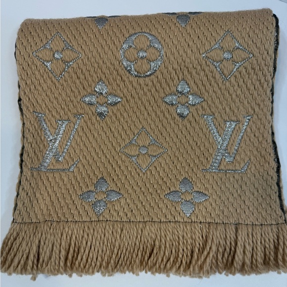 Louis Vuitton LOGOMANIA SHINE Beige Scarf Ref M75834 BNWOT 100% Authentic - Picture 2 of 6